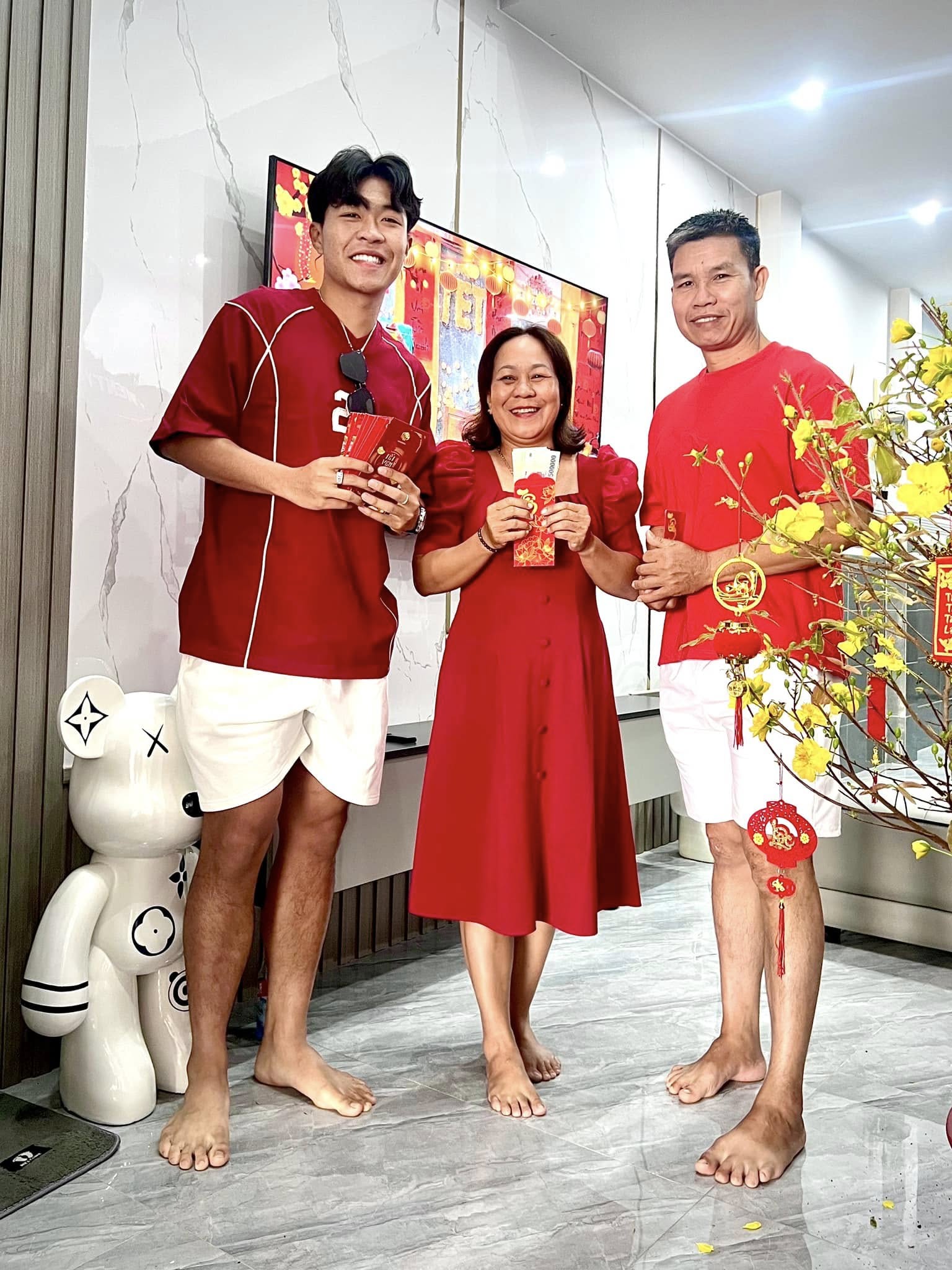 Phạm Lý Đức và ba mẹ (Ảnh: FBNV)