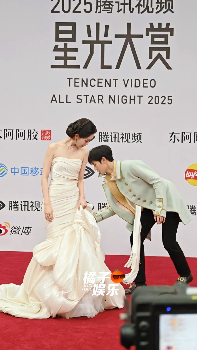 Lý Quân Nhuệ ân cần chăm sóc, ánh mắt luôn hướng về Mạnh Tử Nghĩa khi sánh đôi bên nhau. Ảnh: Weibo. 