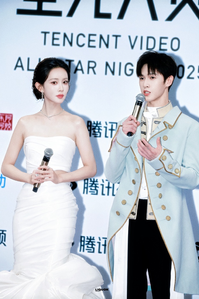 Đây là lần đầu tiên cặp sao xuất hiện bên nhau kể từ khi bị paparazzi tung clip hẹn hò. Ảnh: Weibo. 