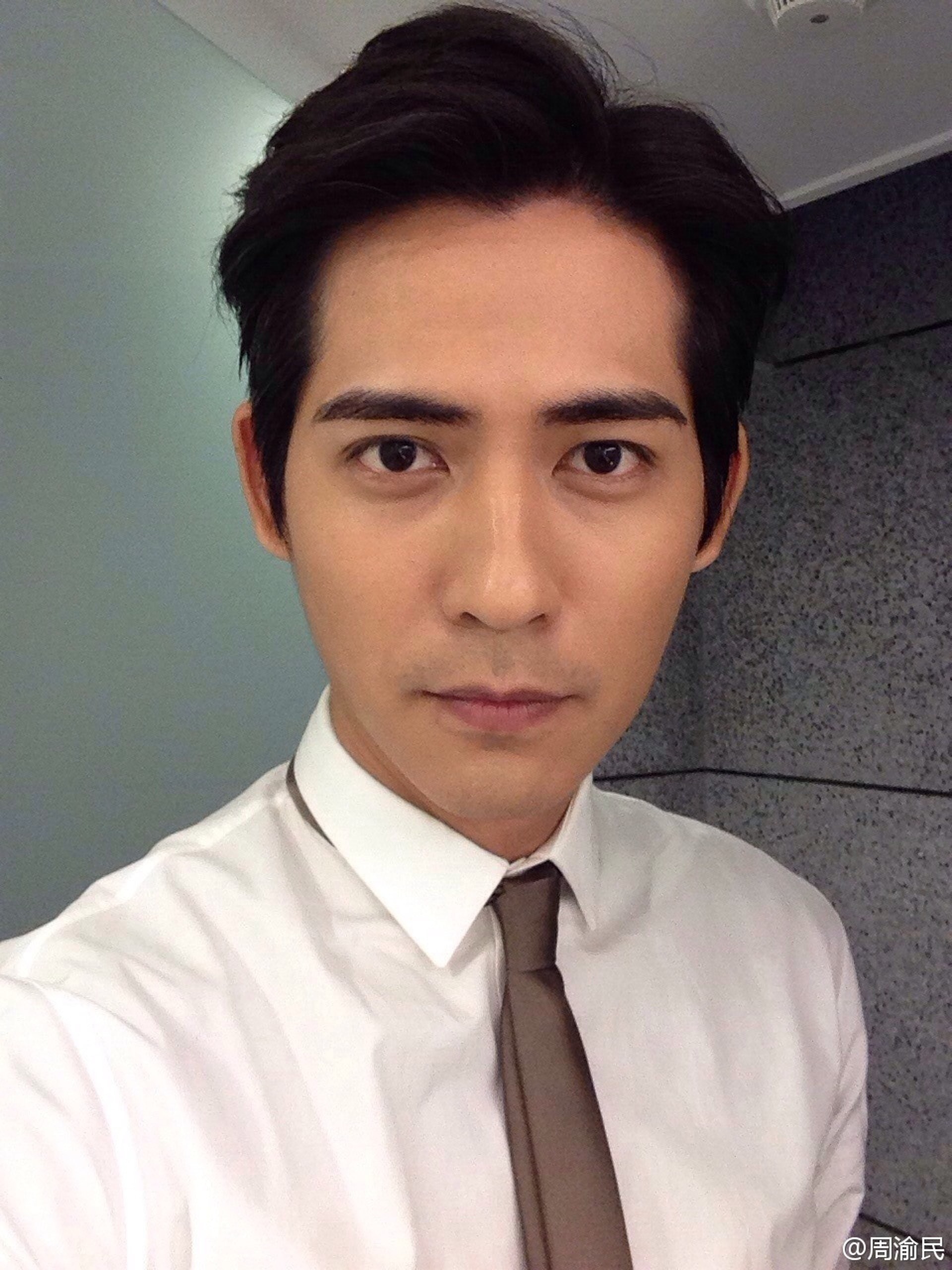 Khán giả không ai hiểu chuyện gì đã xảy ra với nhan sắc của Châu Du Dân. Vài năm trước, anh vẫn còn xuất hiện với ngoại hình phong độ, điển trai. Ảnh: Weibo. 