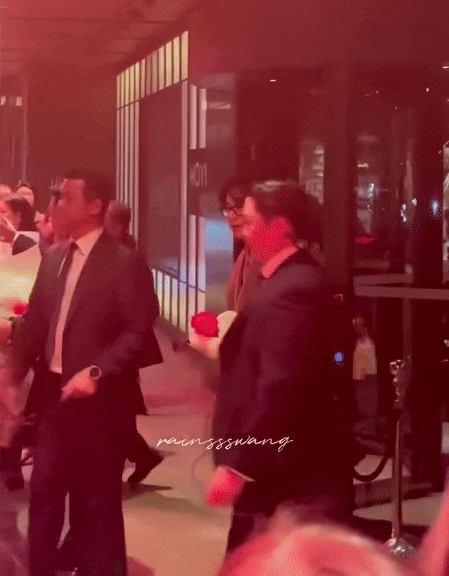 V (BTS) ra về với bó hoa trên tay. Ảnh: X