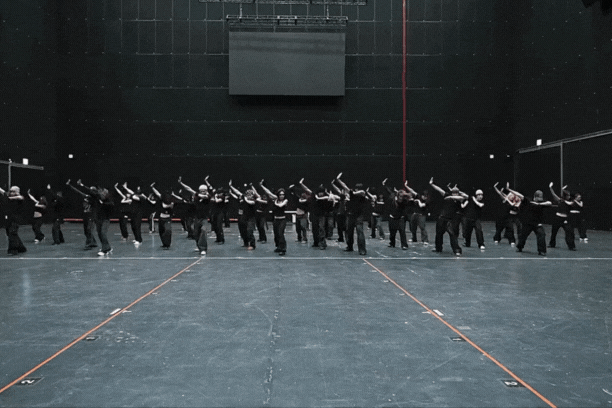 Jennie vẫn nổi bật giữa dàn dancer đông đảo