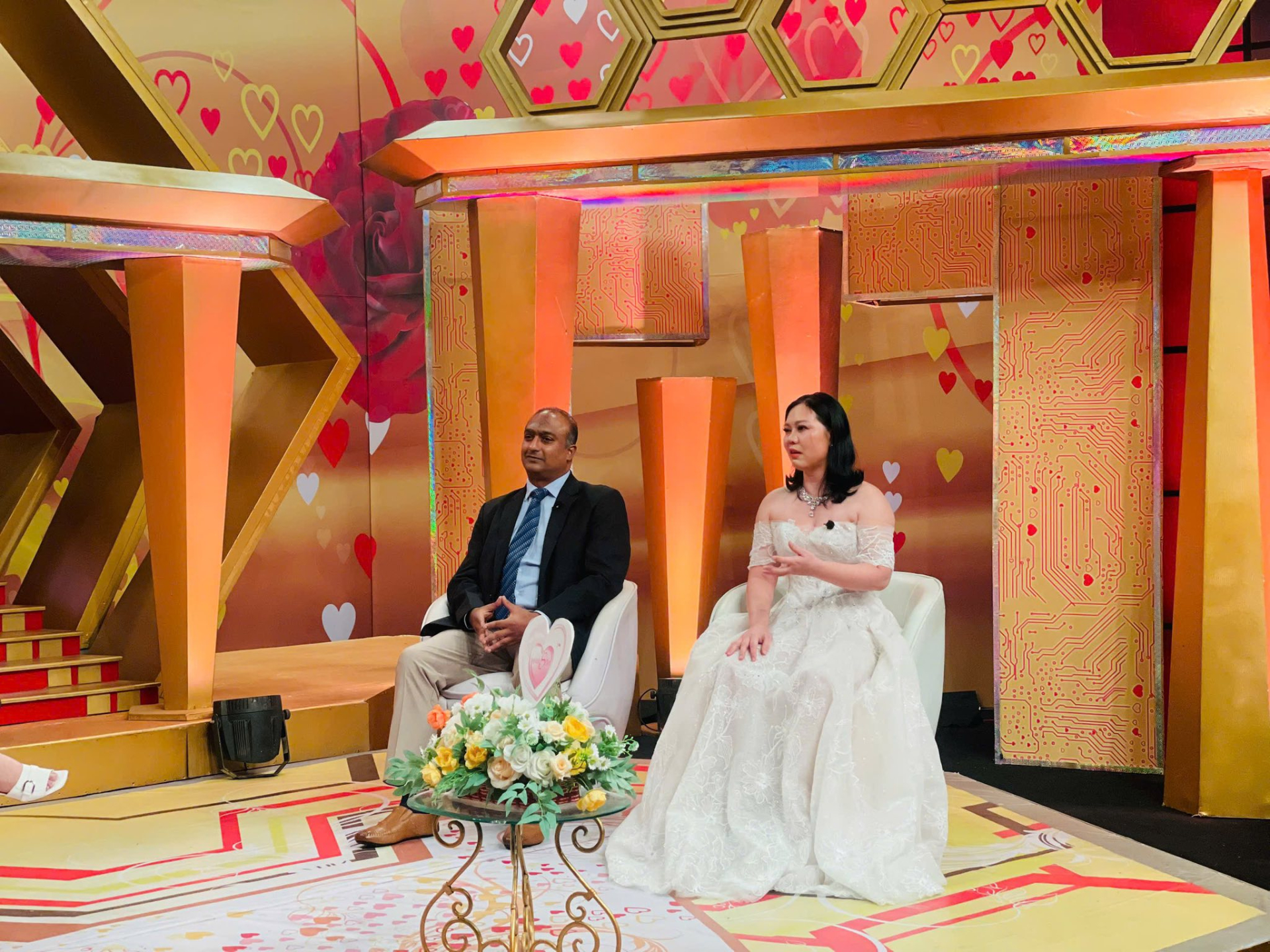 Cặp đôi trên sóng chương trình Vợ Chồng Son. Ảnh chụp màn hình.