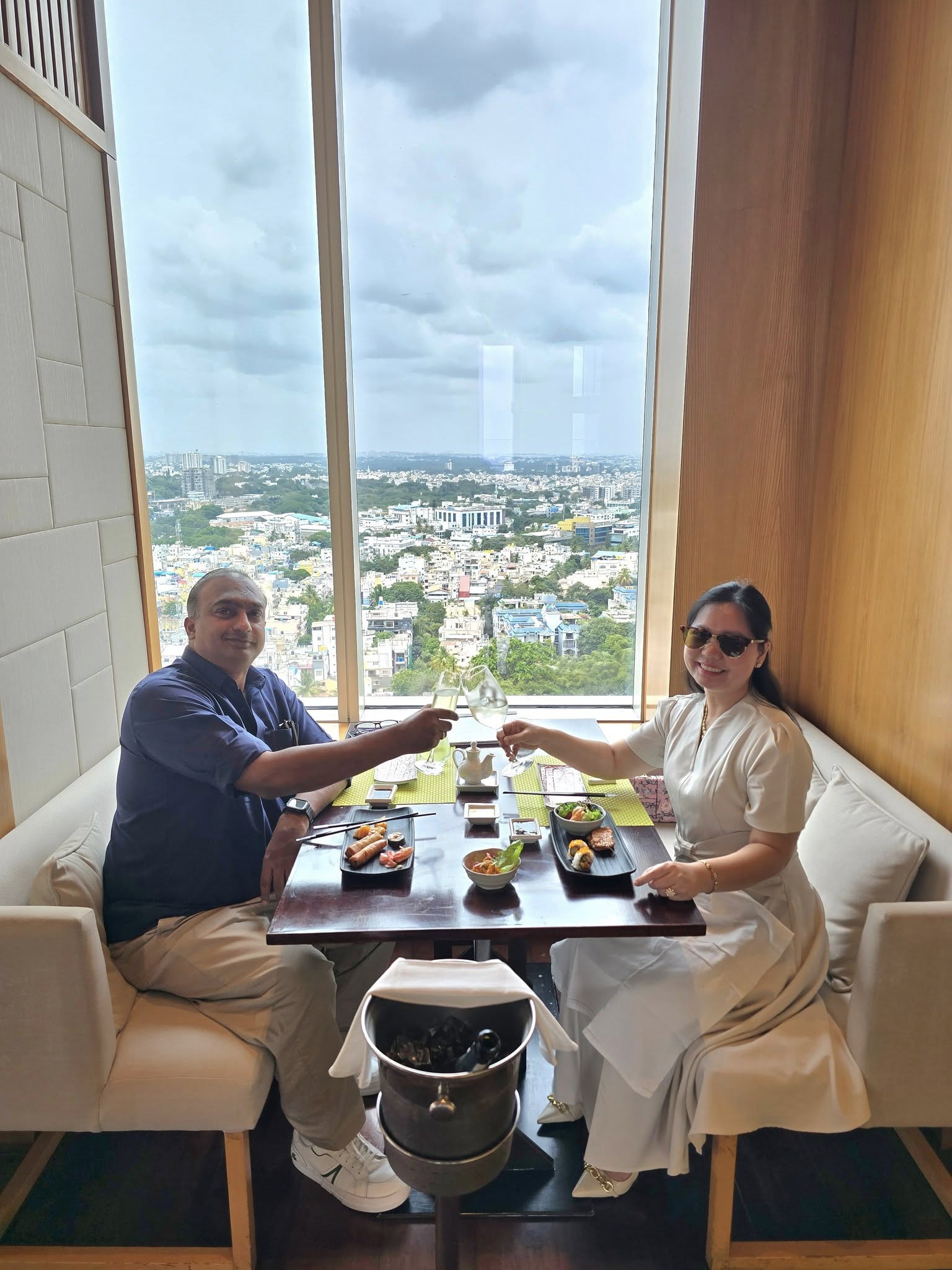 Chị Ý và chồng dành thời gian đi du lịch, thường xuyên tham gia các bữa tiệc cùng bạn bè.