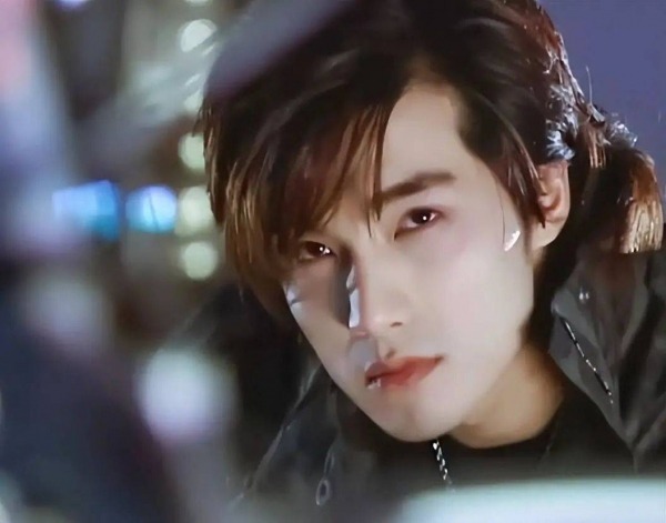 Bị quay cảnh nắm tay, ôm hôn 1 mỹ nữ giữa phố, Hạ Quân Tường vẫn mặt dày khẳng định anh không phản bộ vợ, và chỉ là bạn bè với cô gái kia. Ảnh: CTwan.