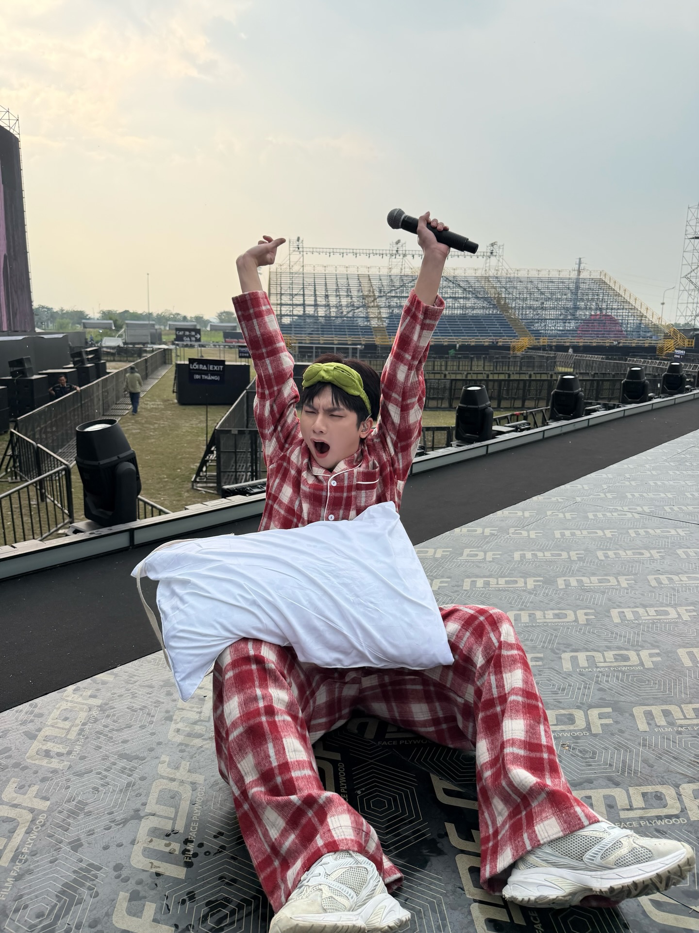 Vương Bình ngủ luôn trên sân khấu