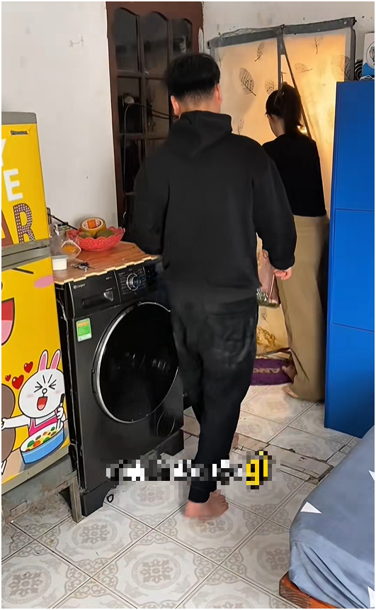 Hai vợ chồng từ Sơn La xuống Hà Nội làm công nhân. 