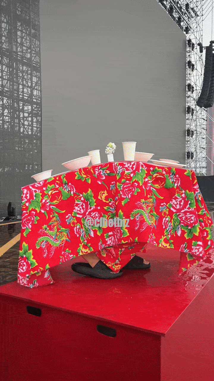 buitruonglinh sáng tạo khi cosplay thành chiếc bàn