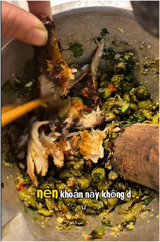 Cả hai nấu ăn là chủ yếu, không ăn ngoài để tiết kiệm, hạn chế mua sắm. 