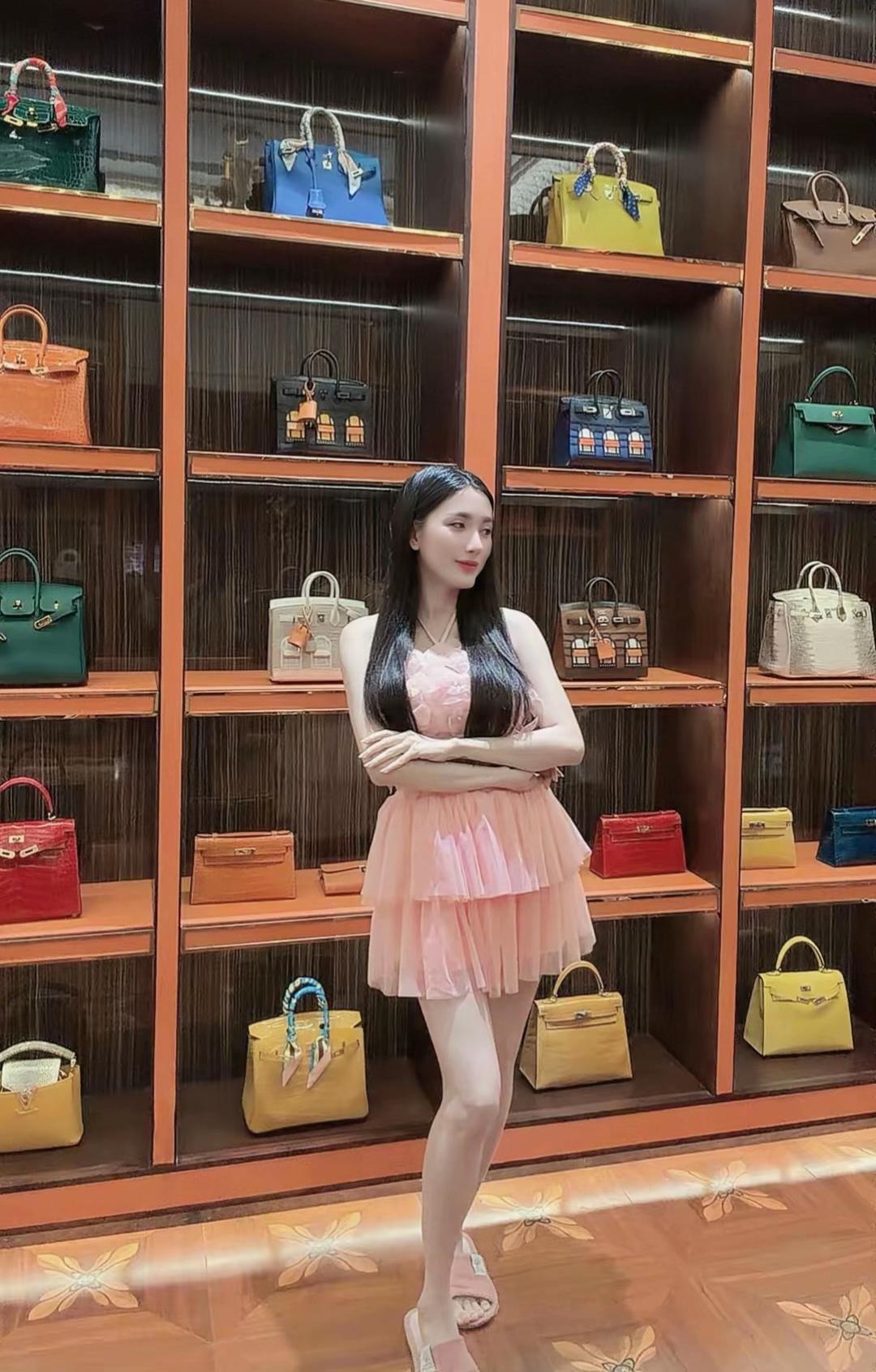 Ngân Collagen chia sẻ hình ảnh check-in cùng phòng đựng túi hiệu.