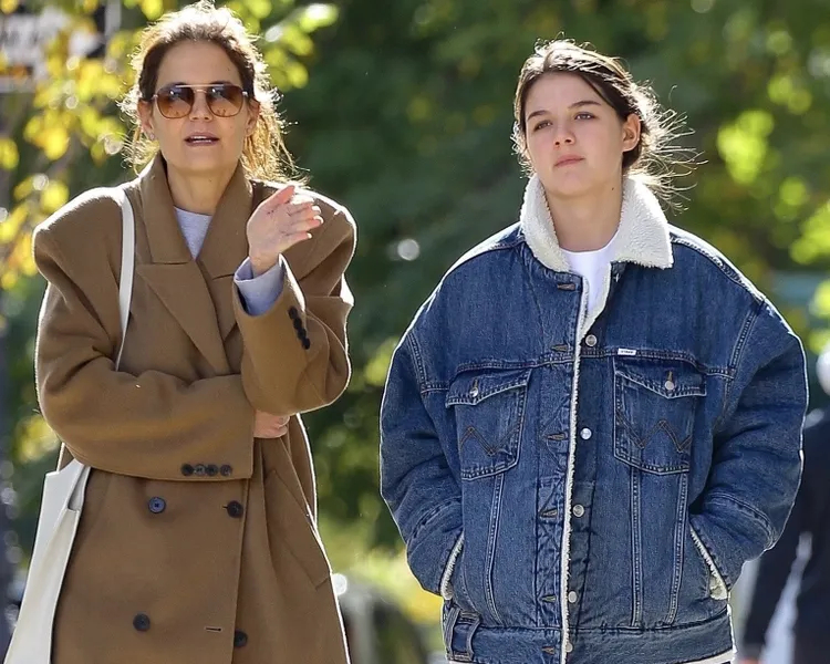 Hình ảnh trước đó ghi lại khoảnh khắc Suri xuất hiện cùng Katie cũng cho thấy sao nhí 1 thời là bản sao y đúc của mẹ mình. Ảnh: Instyle