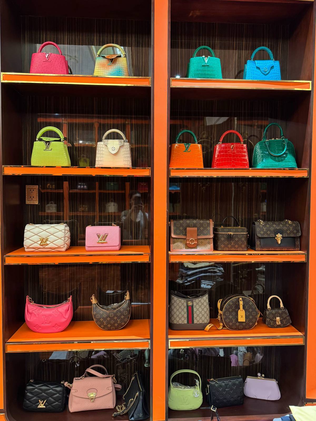 Cận cảnh những chiếc túi được bày biện trong tủ kính trong căn phòng đựng túi hiệu của Ngân Collagen.