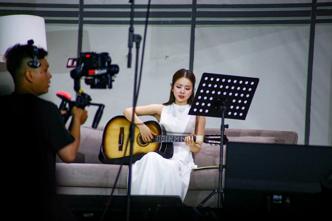 Màn trình diễn gây sốc của nữ DJ đẹp nhất Vbiz, visual như tiên nga giáng trần càng nhìn càng mê