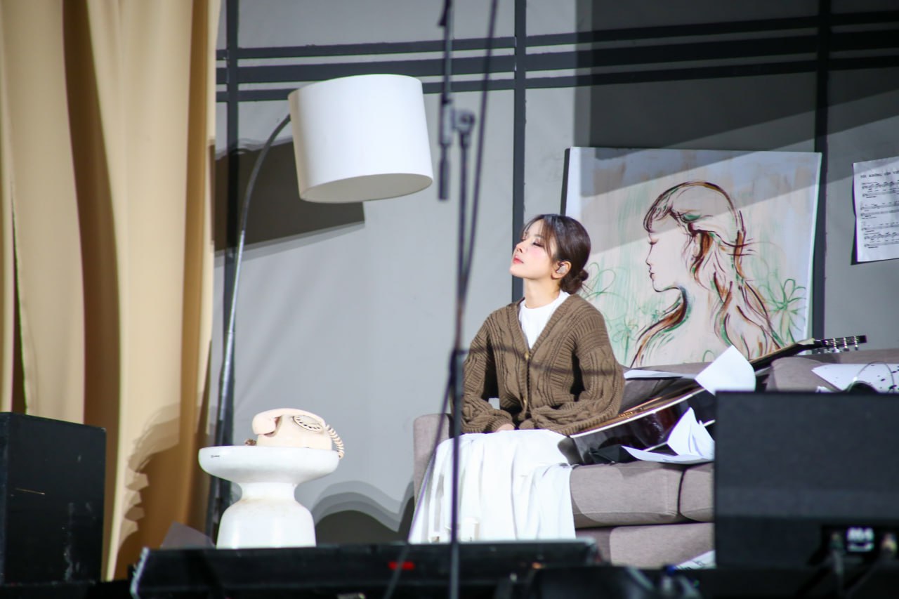 Màn trình diễn gây sốc của nữ DJ đẹp nhất Vbiz, visual như tiên nga giáng trần càng nhìn càng mê