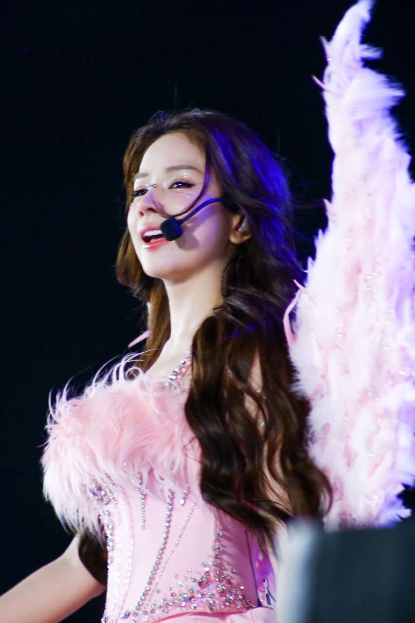 Màn trình diễn gây sốc của nữ DJ đẹp nhất Vbiz, visual như tiên nga giáng trần càng nhìn càng mê