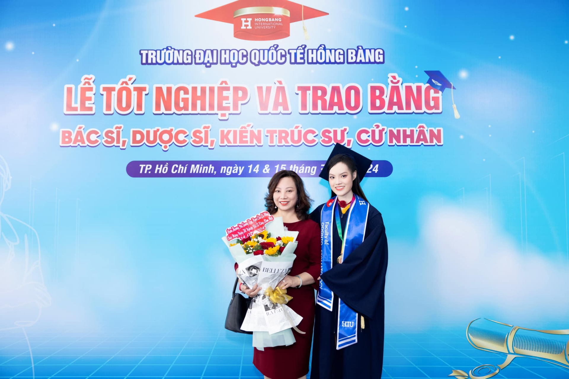 Đan Ngọc và mẹ trong ngày cô tốt nghiệp đại học (Ảnh: FBNV)