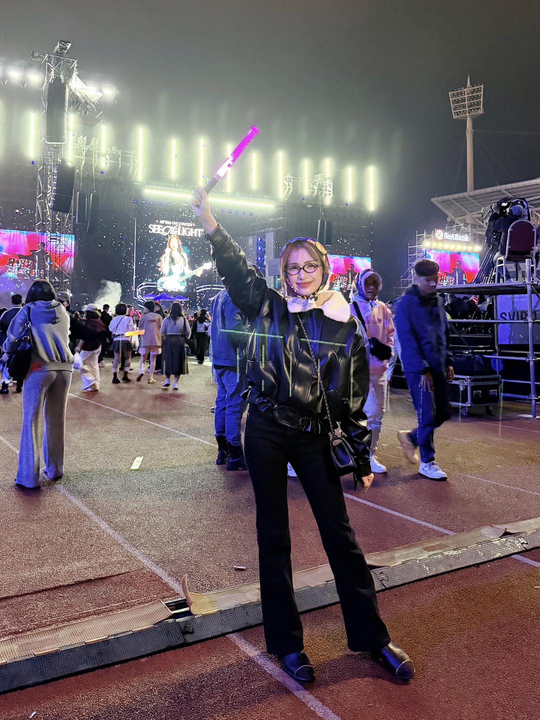 Hoà Minzy cũng có mặt để ủng hộ Mỹ Tâm (Ảnh: FBNV)