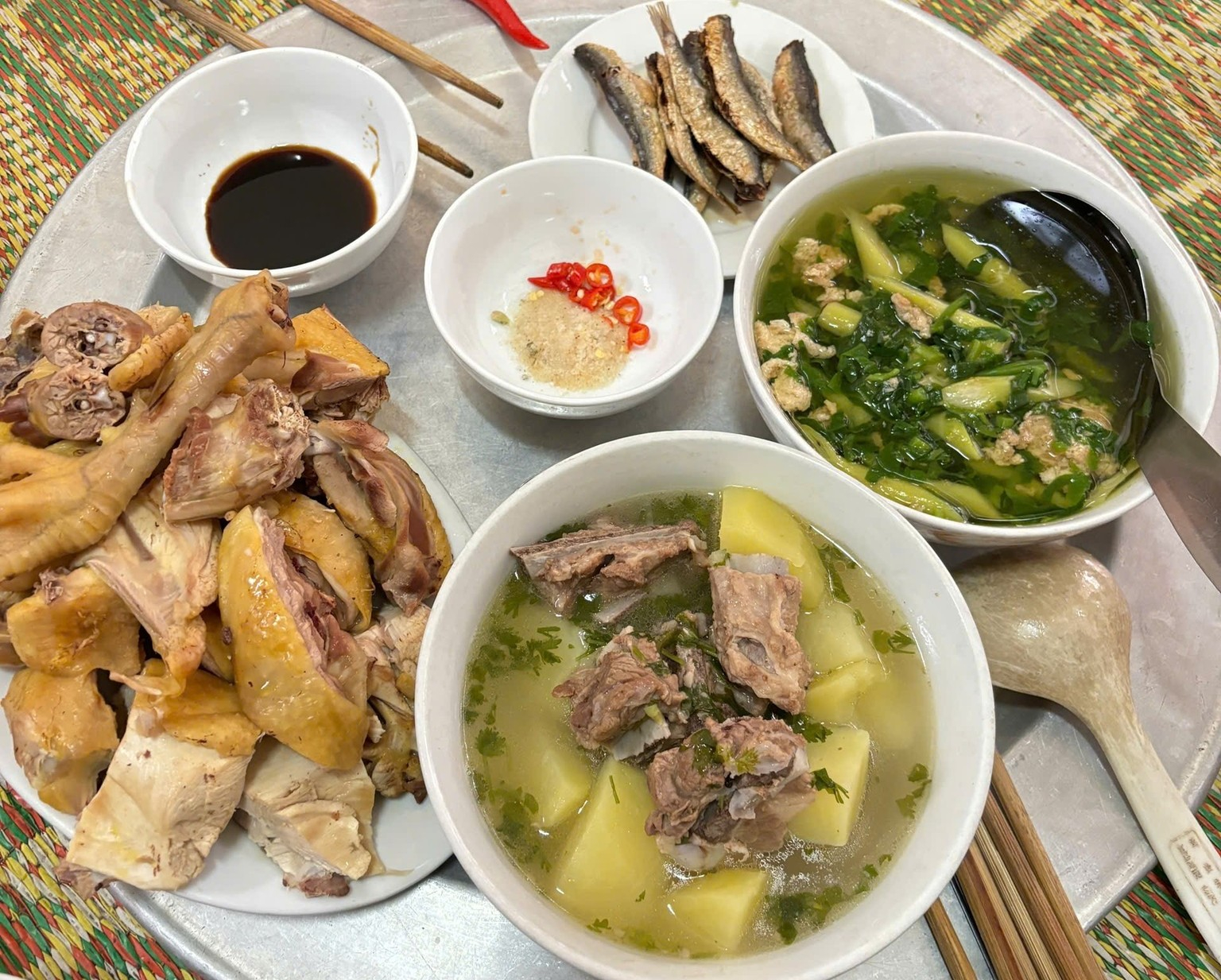 Mâm cơm ngày trả hết nợ gây chú ý (Ảnh: Vén khéo)