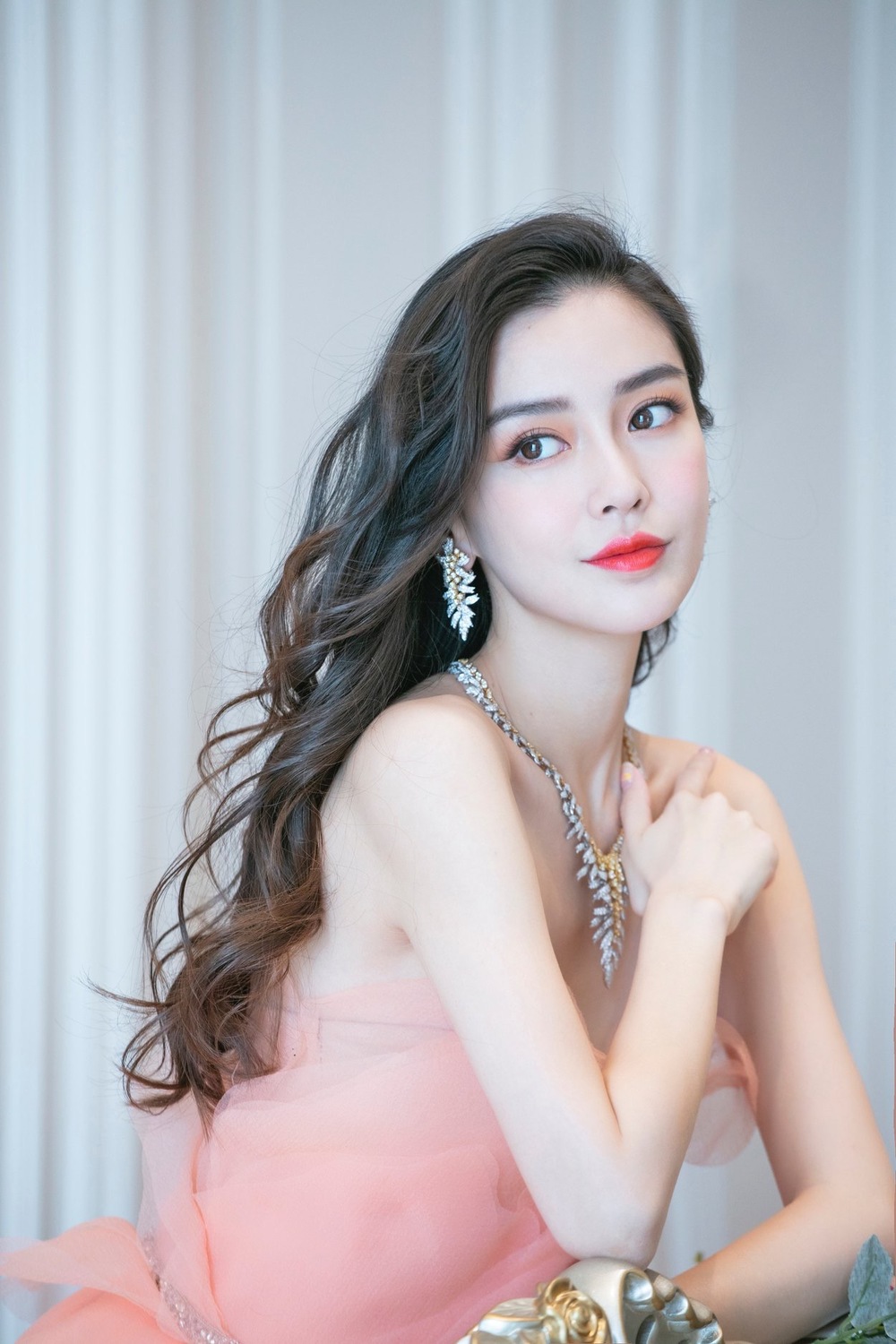 Khí chất đại minh tinh của Angelababy (ảnh: Weibo)