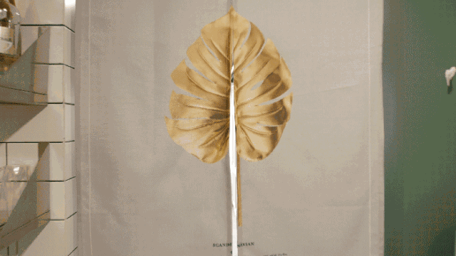   Trên lối đi dẫn vào phòng ngủ, Huang sử dụng rèm vải mềm mại. Khi kéo rèm, màu xanh của bức tường phía trong tạo cảm giác không gian được kéo dài, tránh sự bí bách thường thấy ở nhà diện tích nhỏ.  