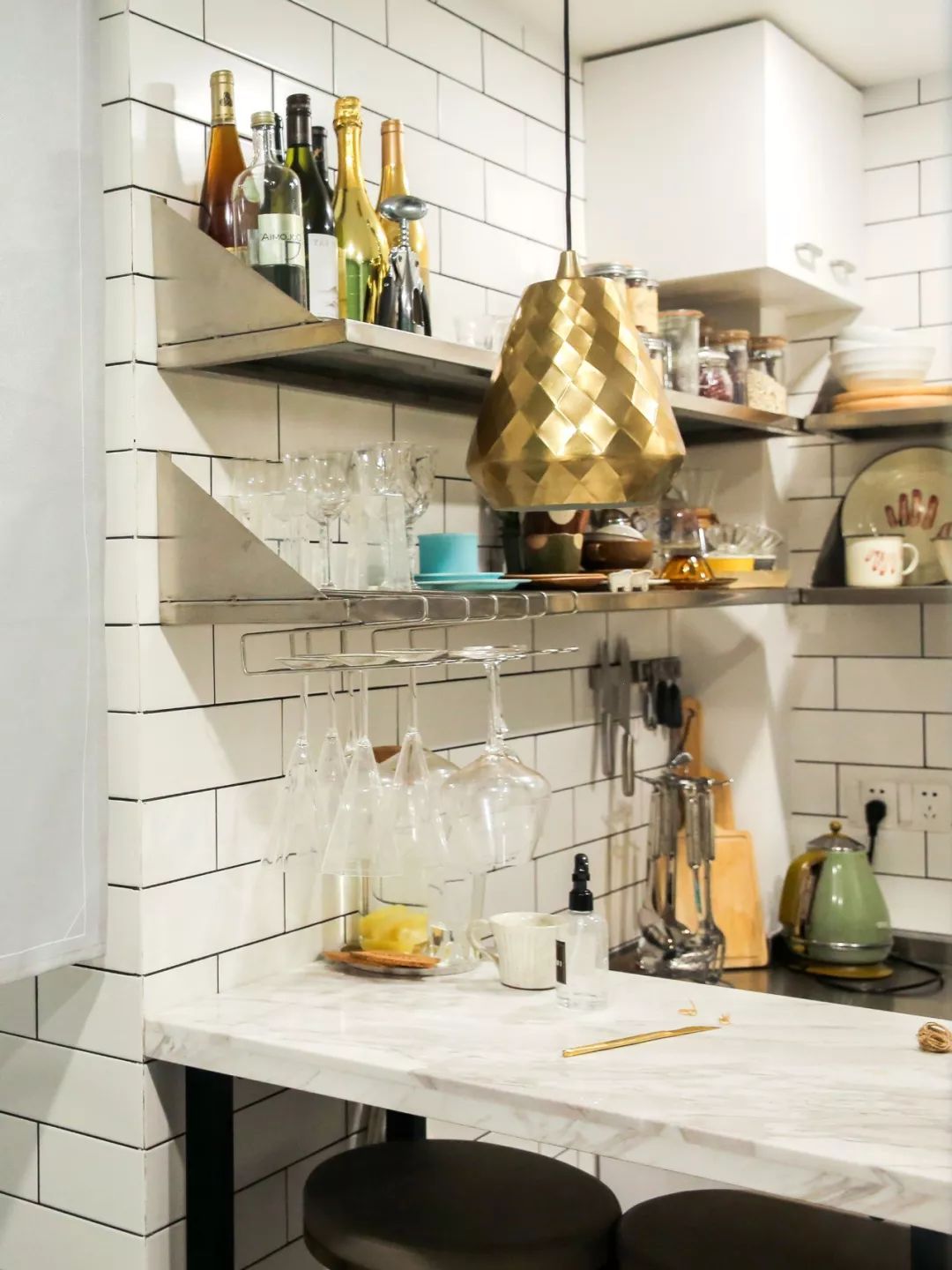   Vốn là người yêu bếp, Huang đặc biệt đầu tư cho khu vực nấu nướng. Cô phá bỏ bức tường ngăn giữa bếp và hành lang để mở rộng không gian, tạo cảm giác thoáng đãng ngay từ khi bước vào nhà.  