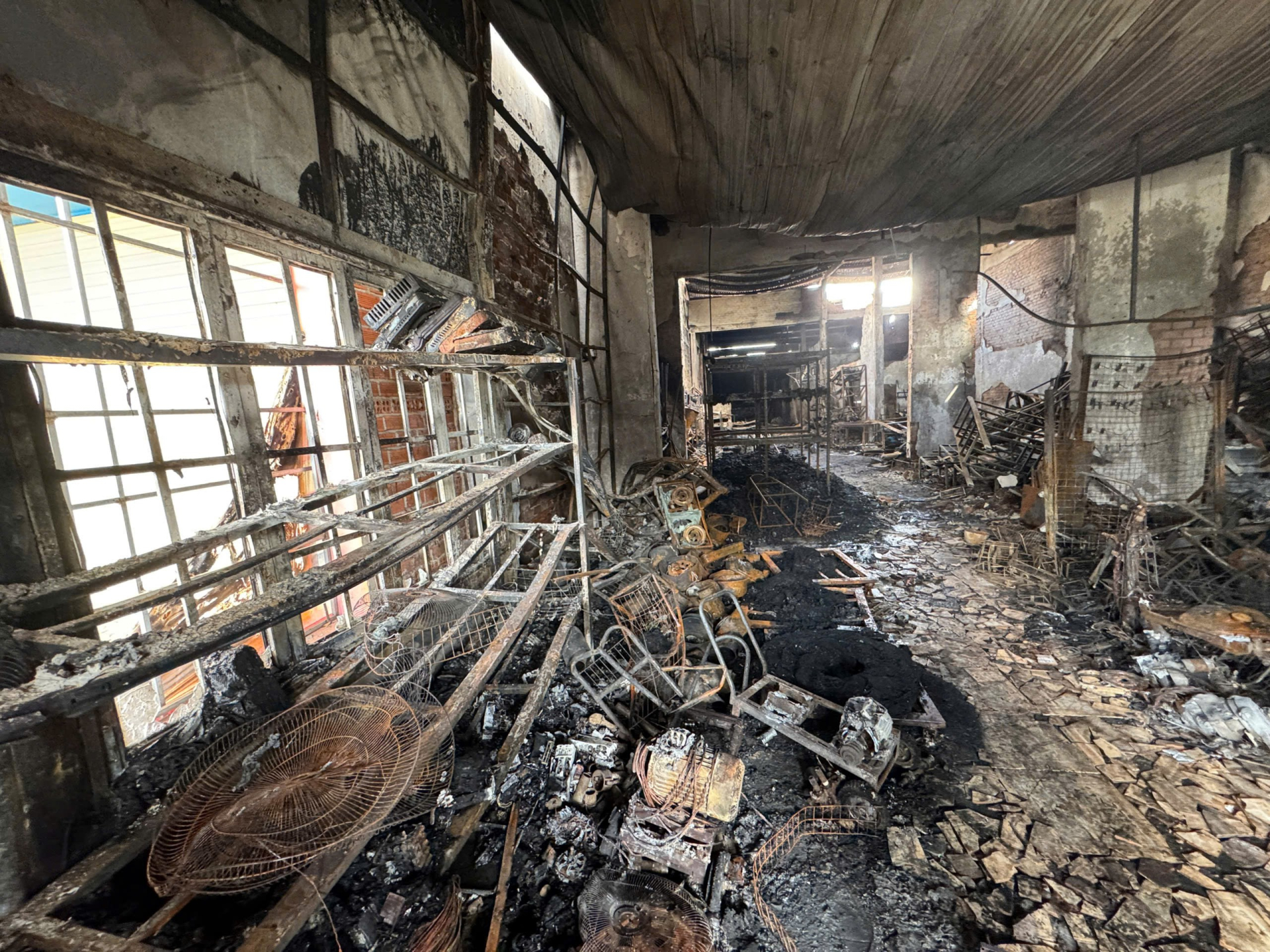 Hiện trường vụ cháy nhà khiến 4 người tử vong thương tâm. Ảnh: Tuổi Trẻ