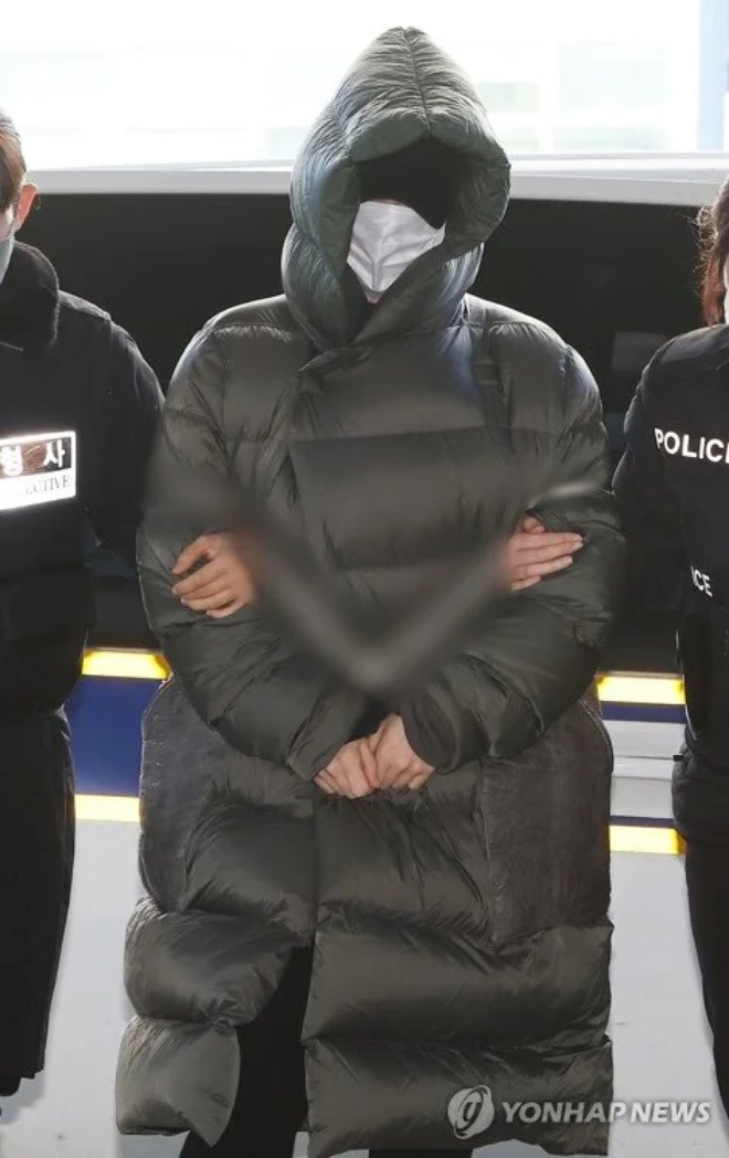 Hwang Hana bị dẫn giải tới buổi thẩm vấn vào hôm 26/12. Ảnh: Koreaboo