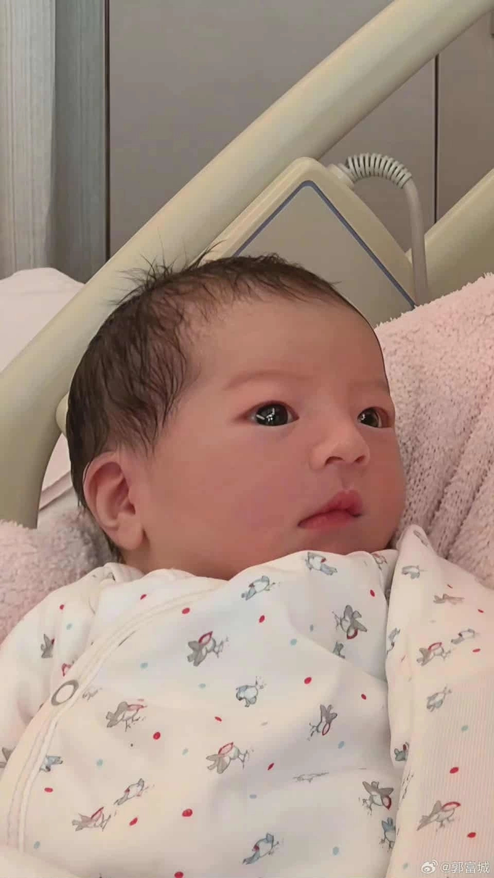 Nam diễn viên mới đón con thứ 3 ở tuổi U70. (Ảnh: Weibo)