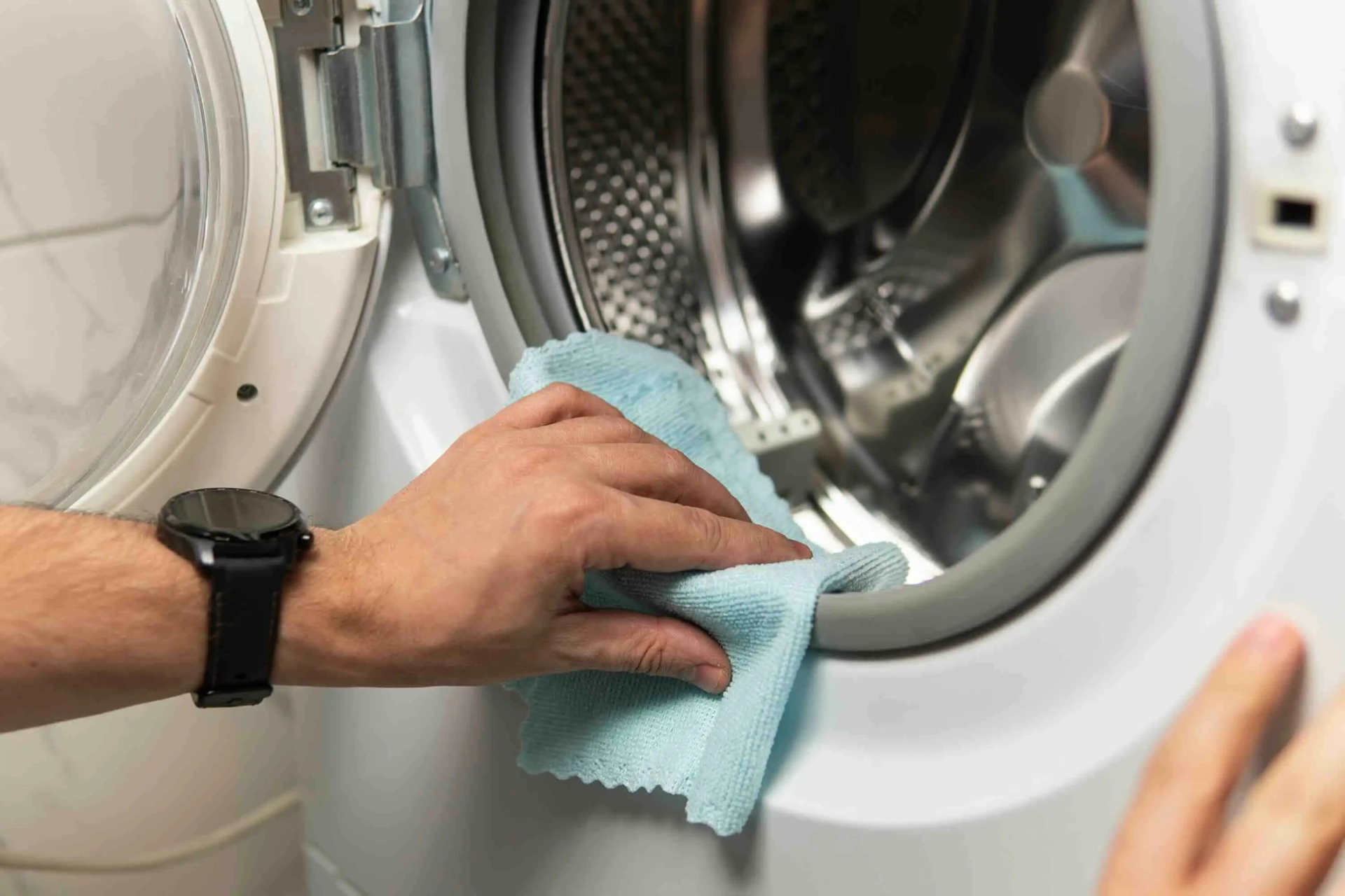 Máy giặt dùng chung mỗi ngày phải “xử lý” quần áo của rất nhiều người với đủ loại tình trạng khác nhau. (Ảnh: mckinley)