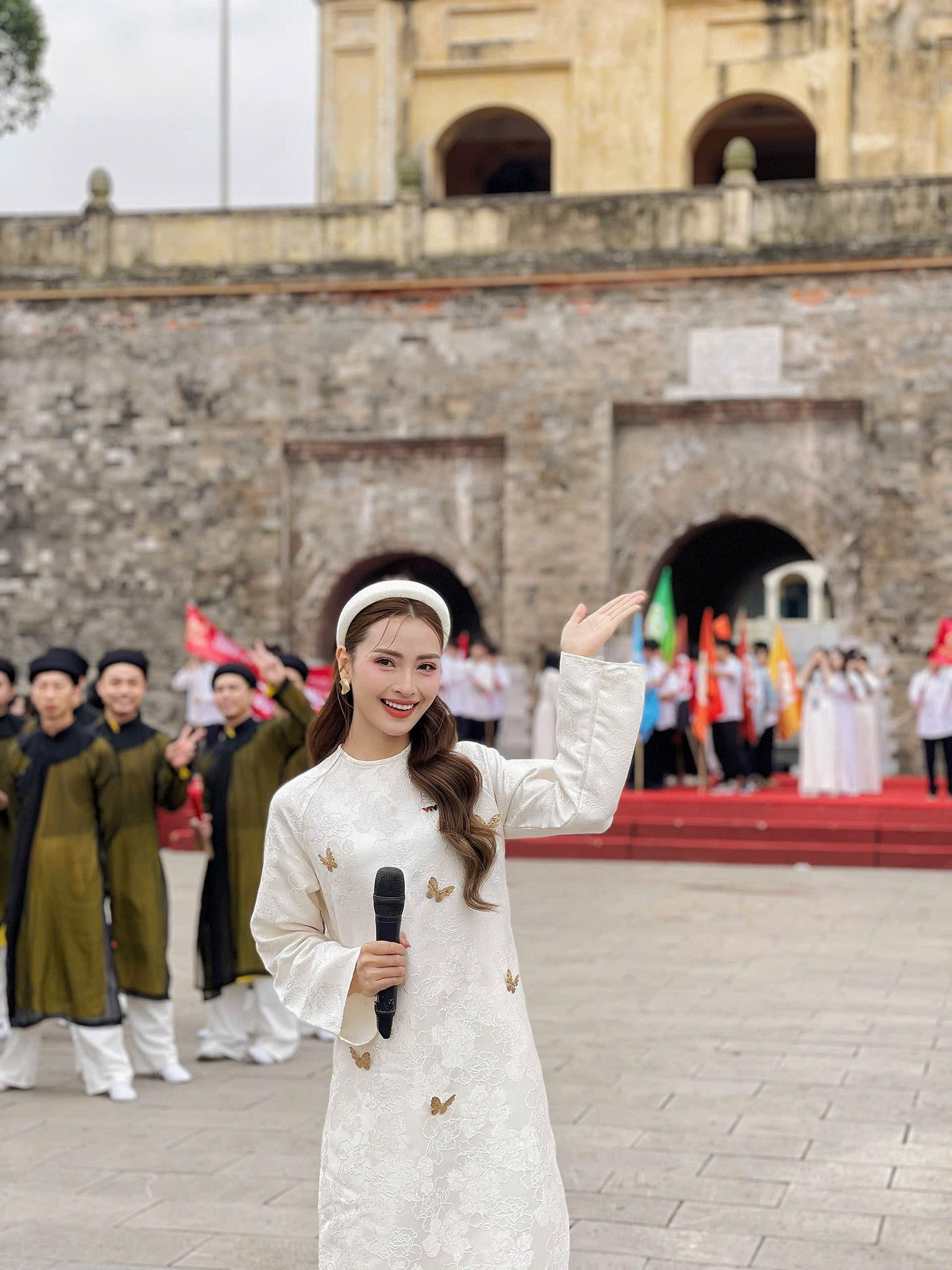 Huyền Trang làm MC dẫn chung kết Đường Lên Đỉnh Olympia vào tháng 10/2025 vừa qua.