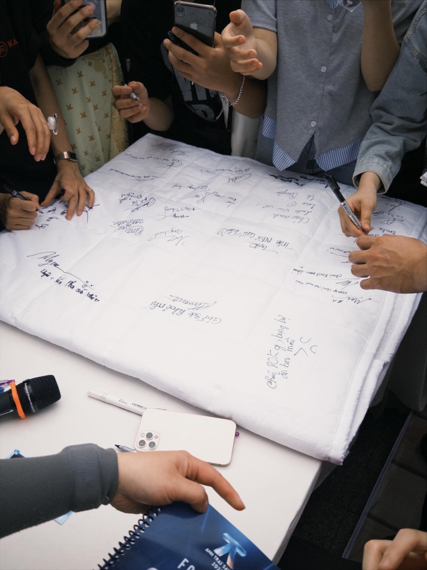   Các fan thay nhau ký tặng lên chiếc chăn sẽ theo Karik trong hành trình phẫu thuật chấn thương   