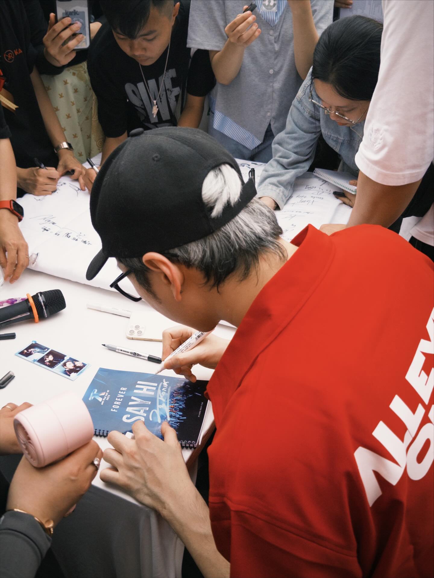   Nam rapper dành thời gian ký tặng người hâm mộ    