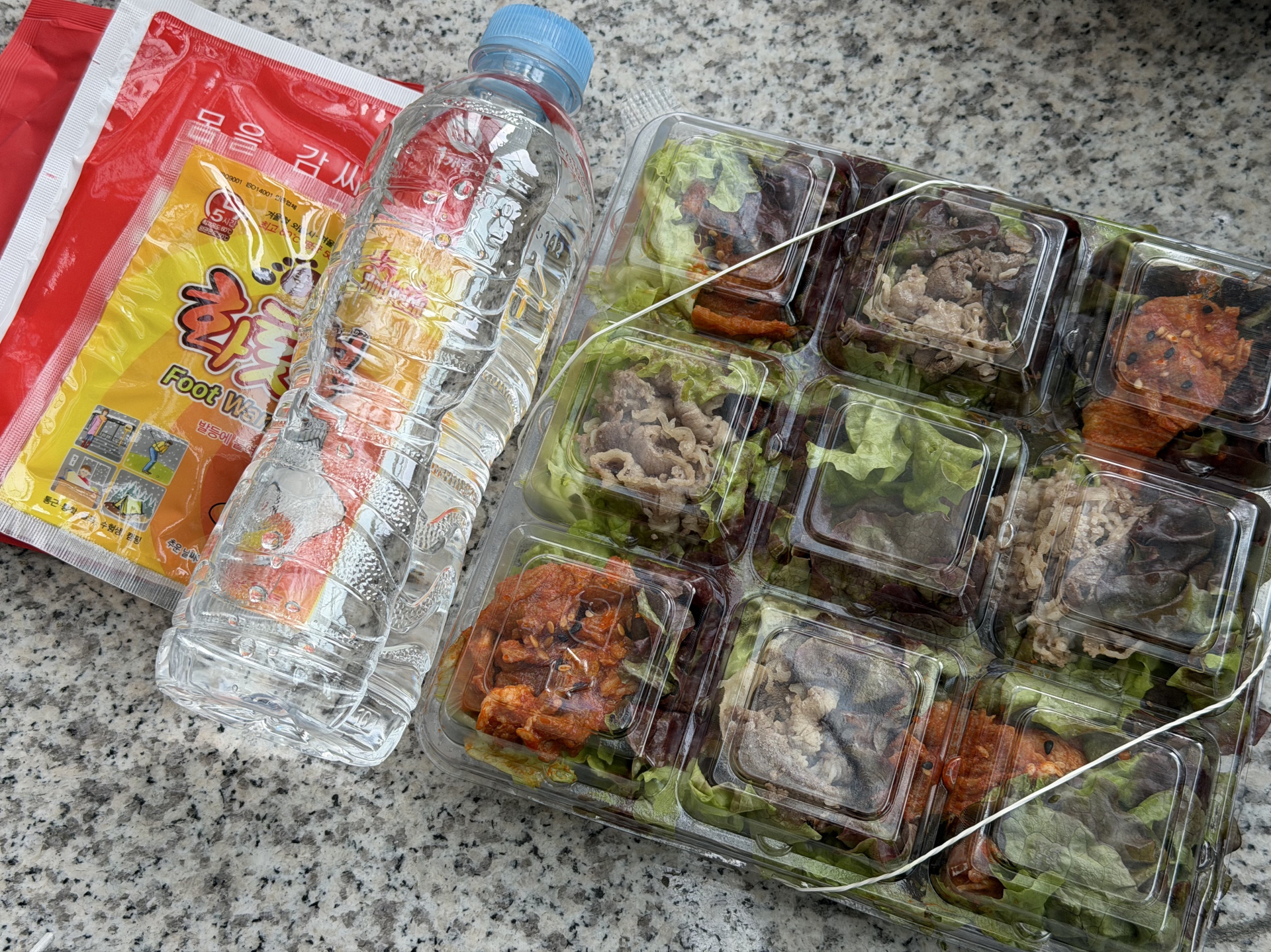 Người hâm mộ kéo nhau vứt set quà do aespa tặng vào thùng rác vì cho rằng những món quà này không thể hiện được thành ý. Ảnh: Koreaboo