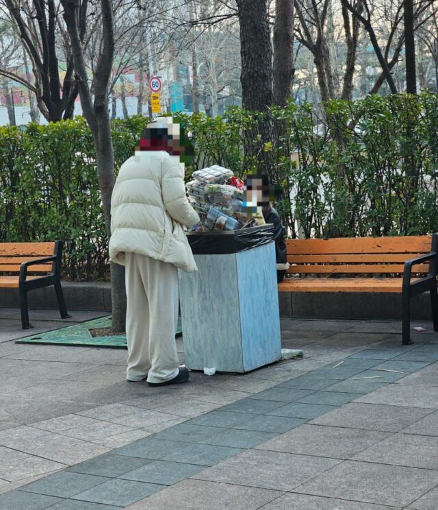 Ê chề chưa từng thấy trong lịch sử showbiz của nhóm nhạc nữ quốc dân, fan vứt thẳng quà tặng vào thùng rác 