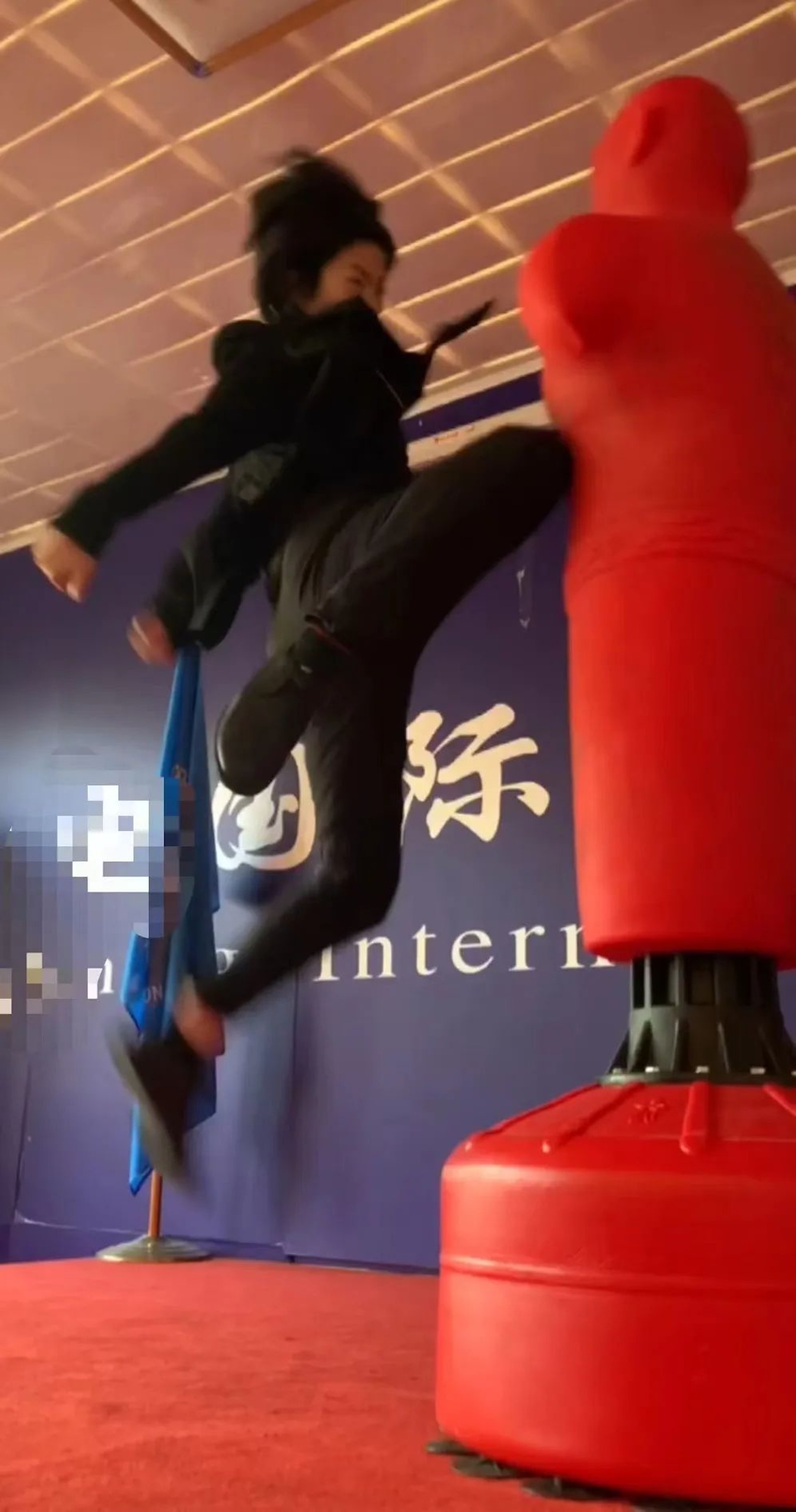 Cô thành thạo võ thuật, biết làm nhiều việc từ lái xe, tới nấu ăn.