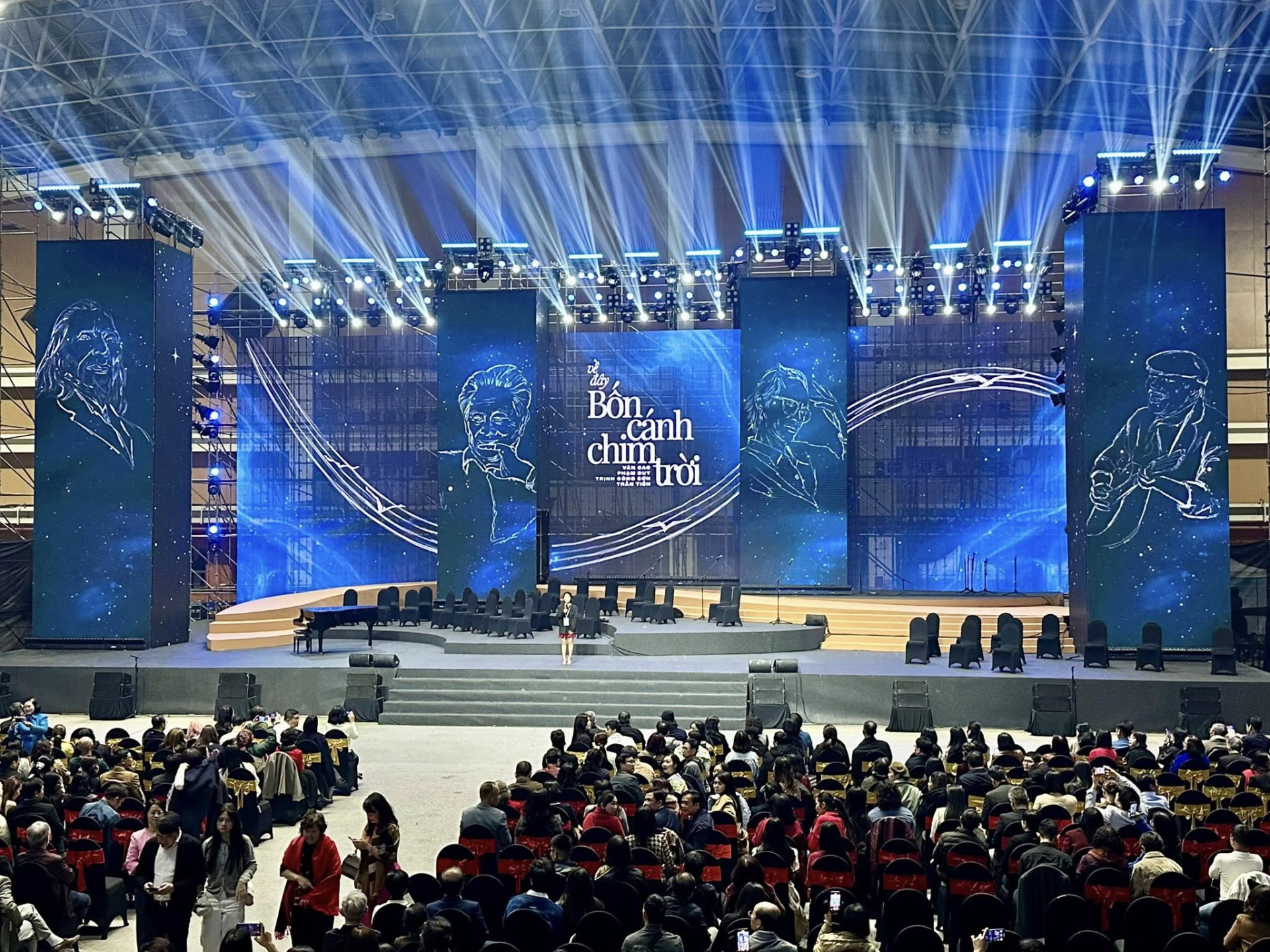 Tâm điểm MXH hiện tại đang hướng về việc show ca nhạc tôn vinh 4 nhạc sĩ lớn của Việt Nam đột ngột hoãn giữa lúc đang diễn ra