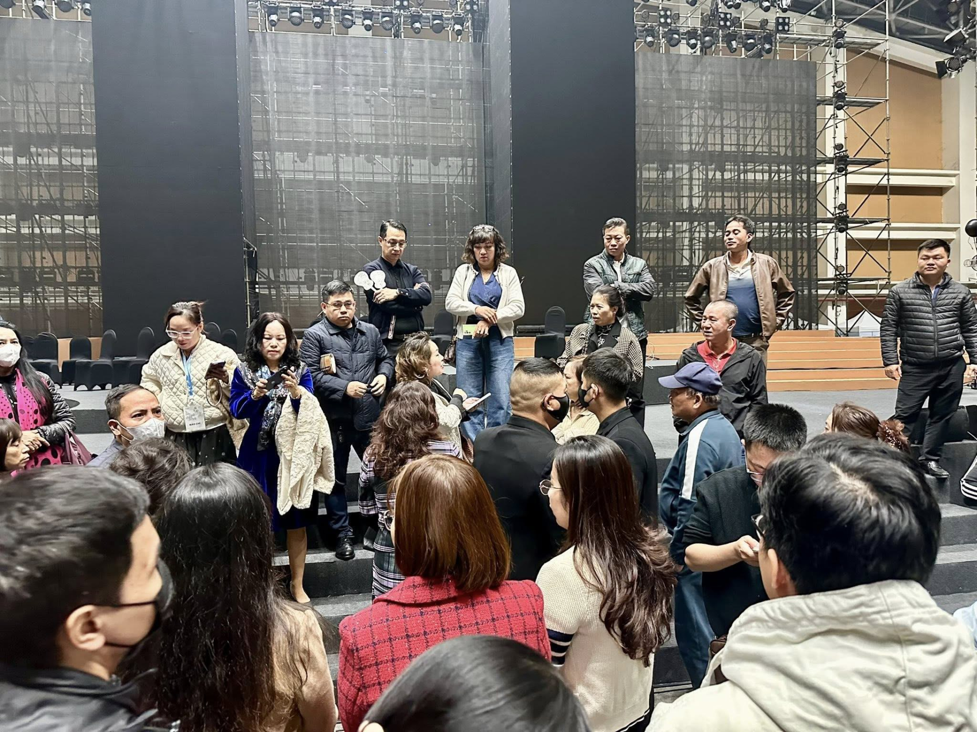 Theo phản ánh của nhiều khán giả, ngay trong chiều và đầu tối 28/12, các kênh bán vé vẫn hoạt động