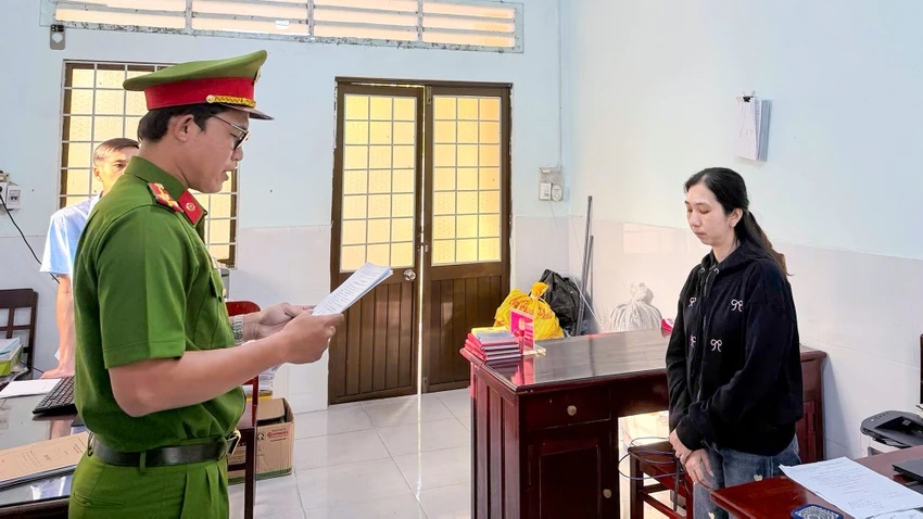   Tống đạt quyết định khởi tố bị can đối với Nguyễn Tường Vi.  