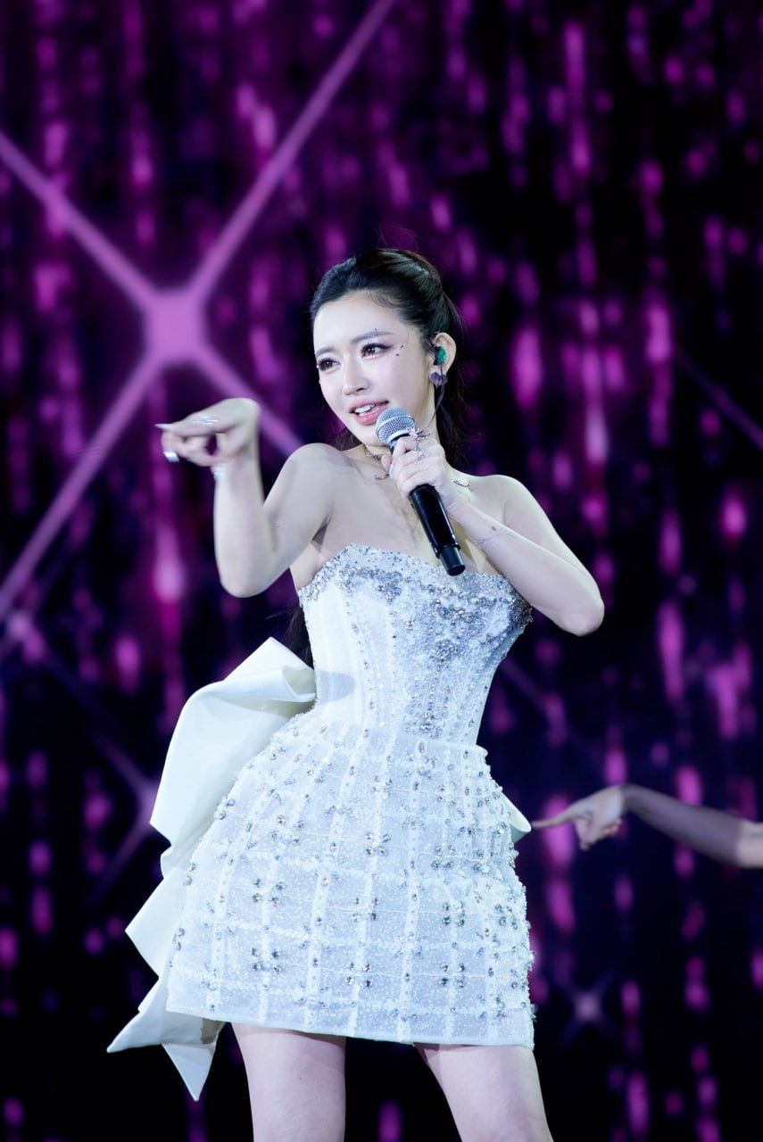 Con số cát-xê cho vài chục phút xuất hiện trên sân khấu đã khiến nhiều người ngỡ ngàng (Ảnh: FB)