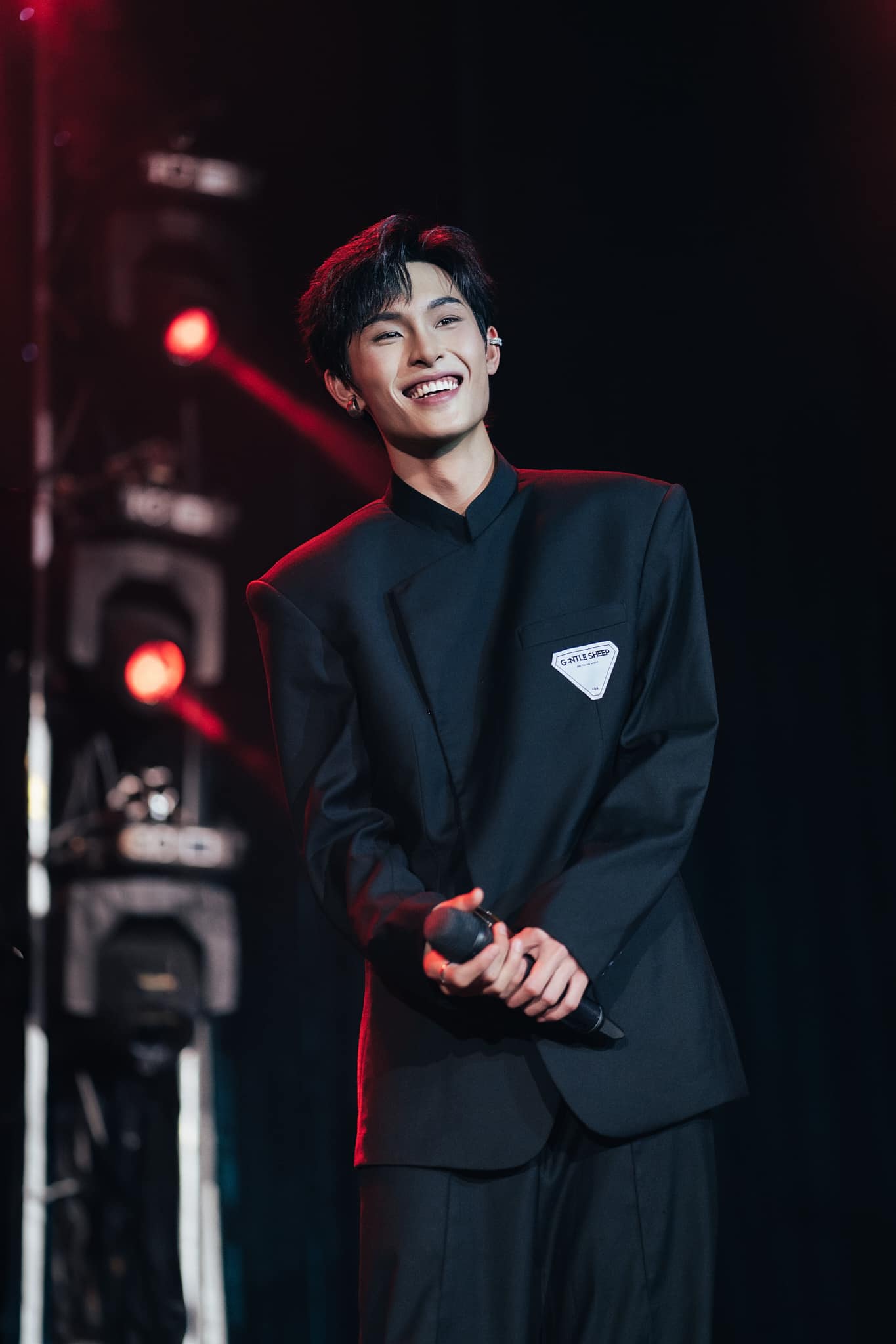 Một số ý kiến cho rằng hai ca khúc mới của Wren Evans là món quà dành cho người hâm mộ (Ảnh: FBNV)