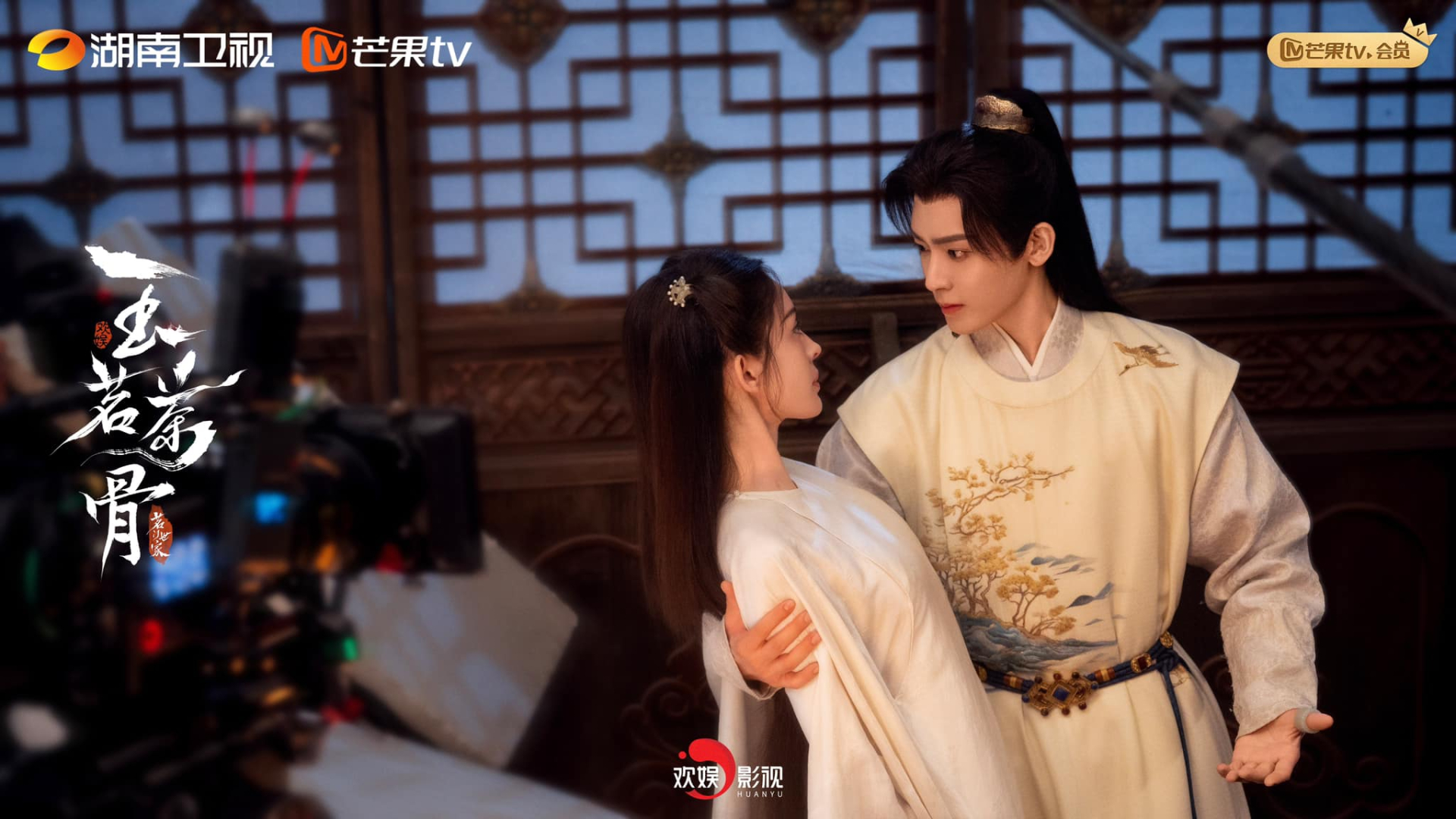 Chỉ cần cặp đôi này đứng cạnh nhau thì nơi đó chính là bồng lai tiên cảnh, đẹp đến nỗi không cho ai đẹp cùng