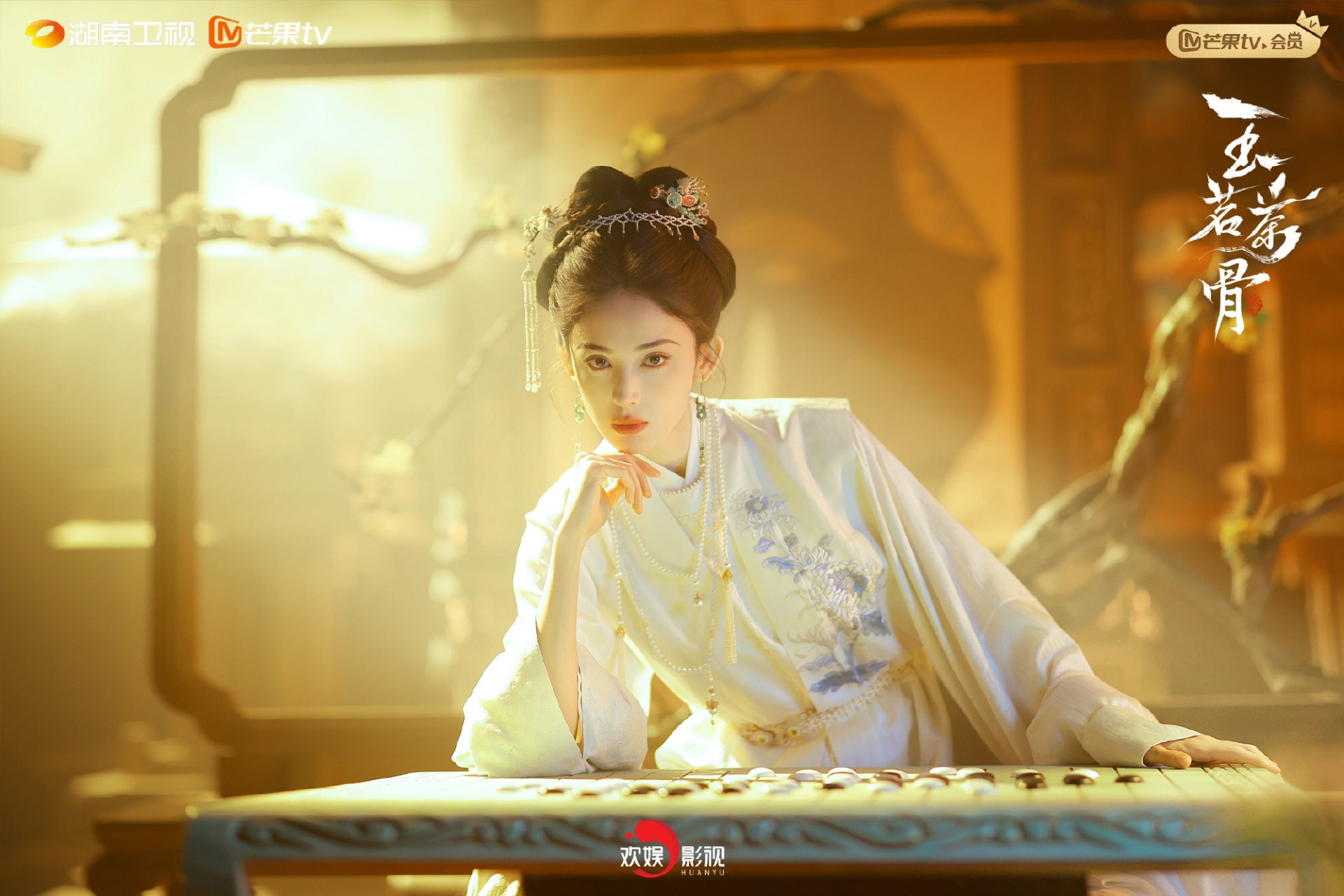 Chỉ cần cặp đôi này đứng cạnh nhau thì nơi đó chính là bồng lai tiên cảnh, đẹp đến nỗi không cho ai đẹp cùng