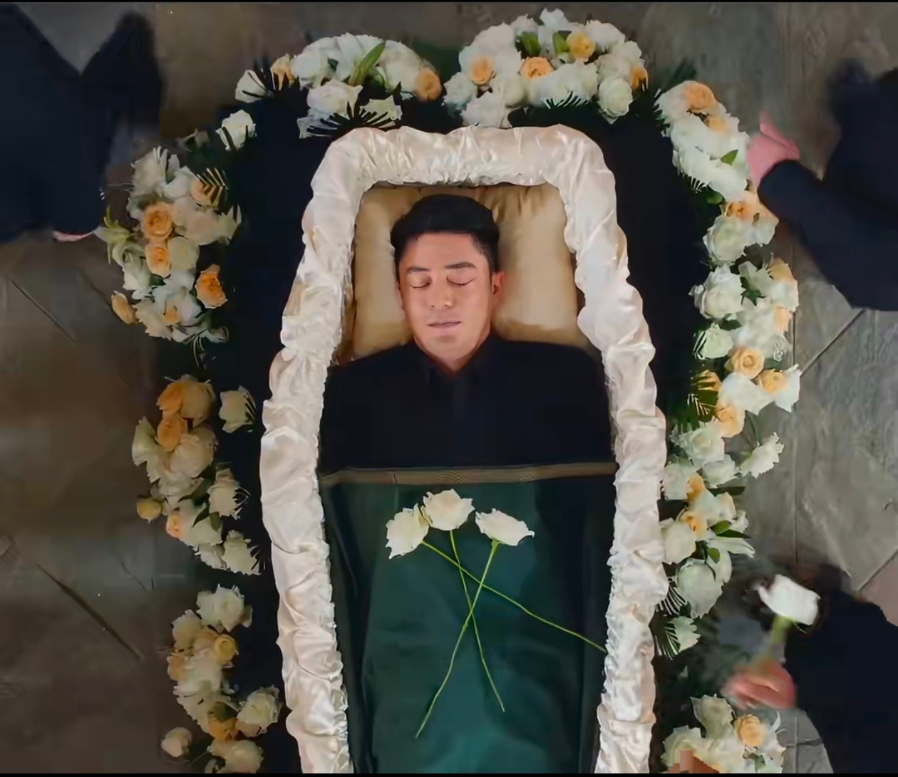 Sốc với hình ảnh Hoắc Kiến Hoa tự tổ chức đám ma cho mình