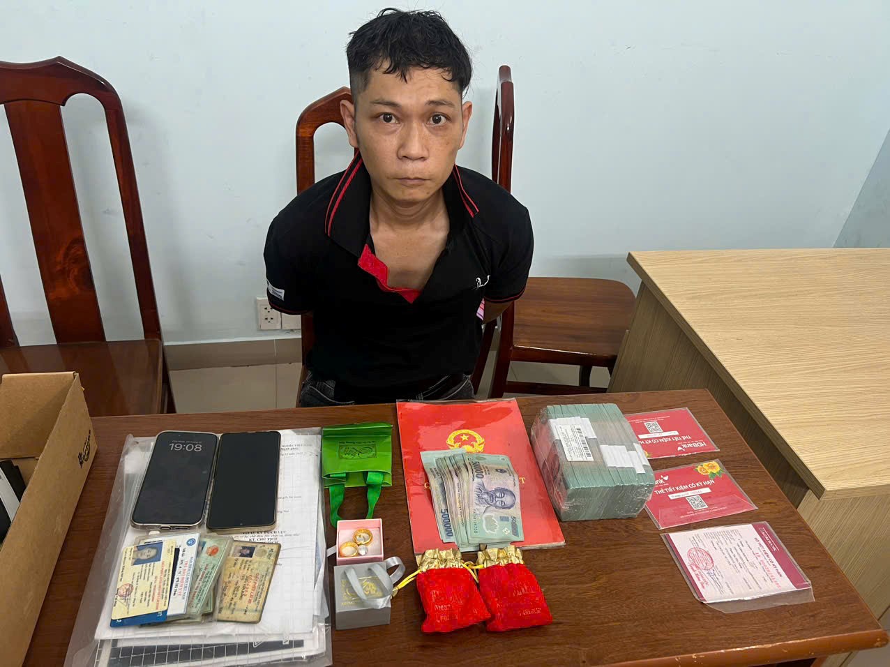 Đối tượng Đỗ Văn Được cùng tang vật tại cơ quan Công an