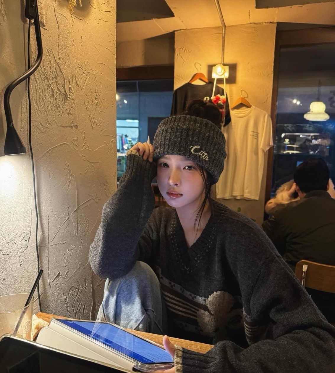 Họ vẫn vô tư giao tiếp, nói cười bình thường mà không hề hay biết mình đang bị xa lánh.