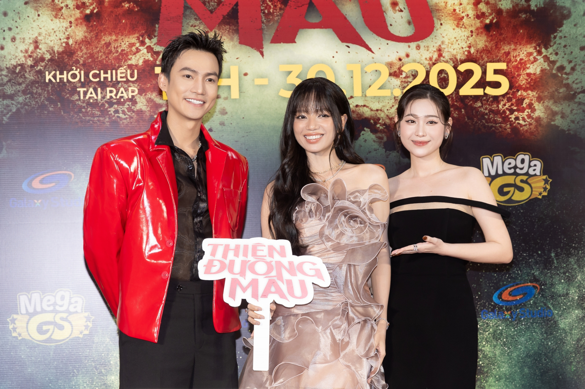 Ai đó hãy cứu lấy mỹ nhân Mưa Đỏ