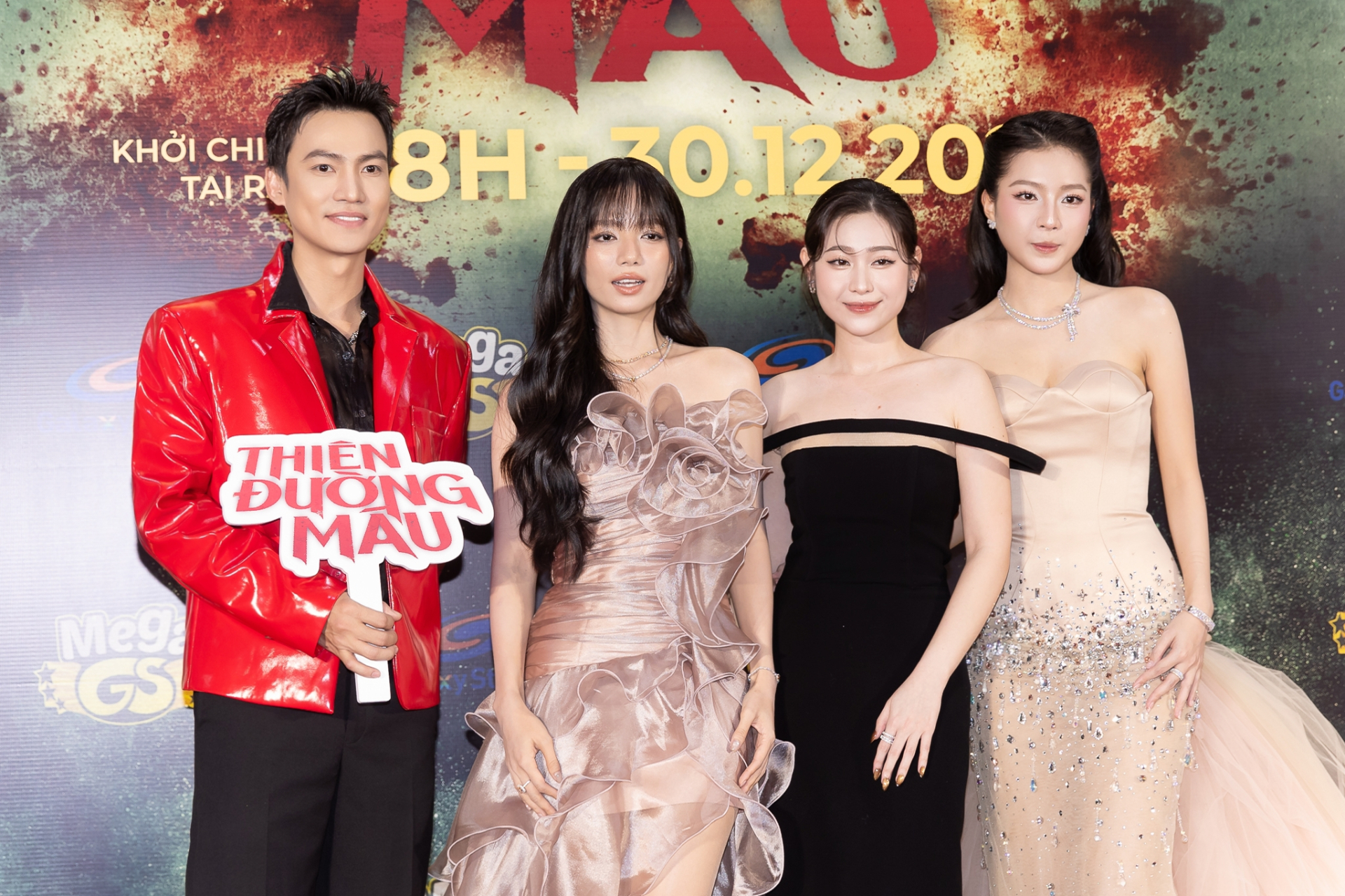 Ai đó hãy cứu lấy mỹ nhân Mưa Đỏ