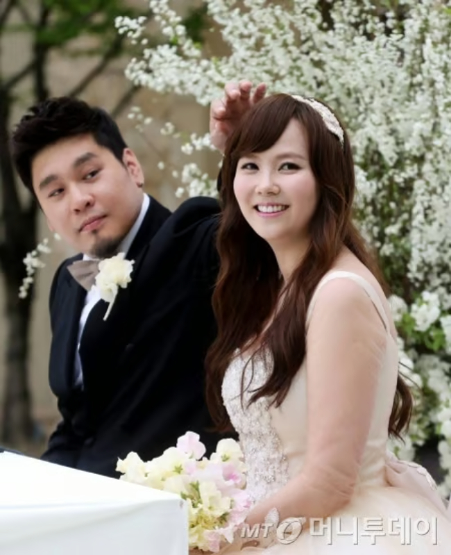 Cuộc hôn nhân của Kim Ji Woo và đầu bếp Raymon Kim đã kéo dài hơn 20 năm. Ảnh: Naver