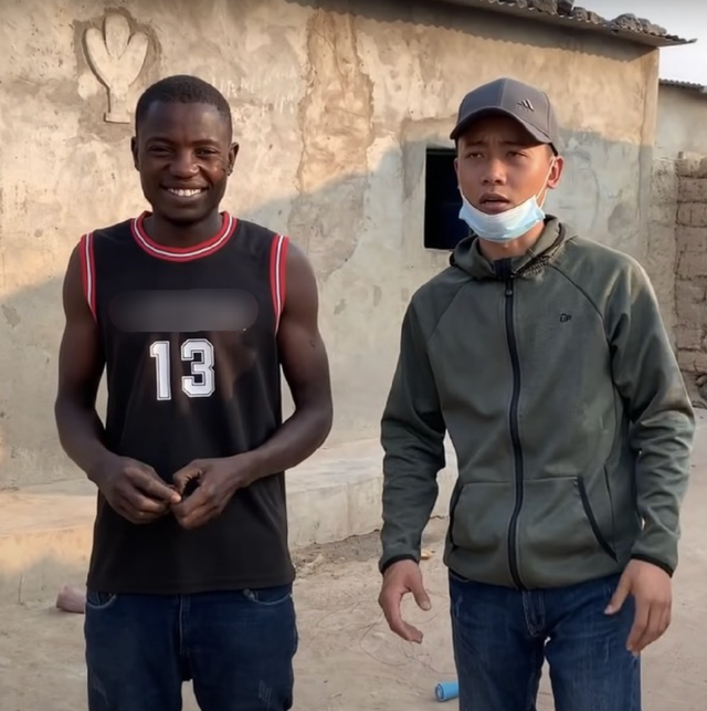 Anh chàng rất thân với Quang Linh Vlogs, từng cùng Team Châu Phi về Việt Nam và được nhiều người 