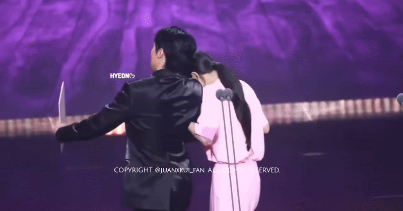 Cặp đôi ngôn tình công khai tình tứ quá mức cho phép ngay trên sóng trực tiếp, 2 anh chị yêu nhau thật đấy à?